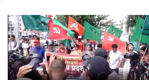 होल्डिङ सेन्टरका अलपत्र सुकुम्बासी सरकारविरुद्ध प्रदर्शनमा उत्रिए